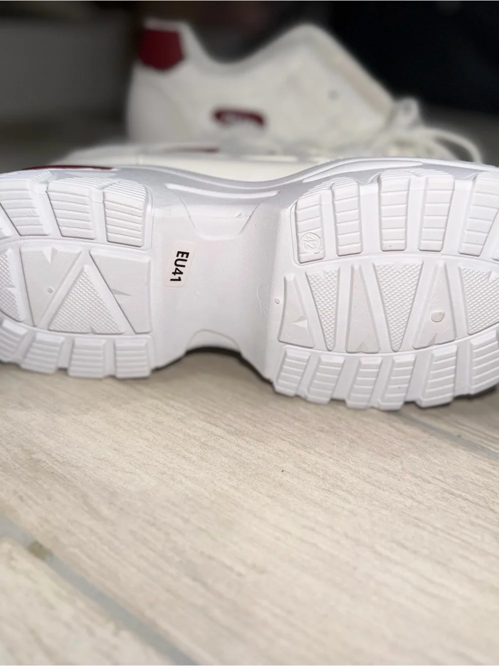 White Sneakers with Burgundy Heart Accents - mie